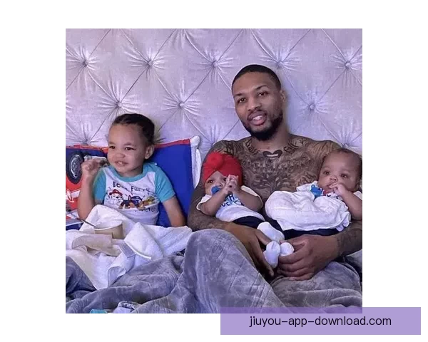 杨瀚森女友抱利拉德儿子转圈圈晒合影 幸遇你开心不已