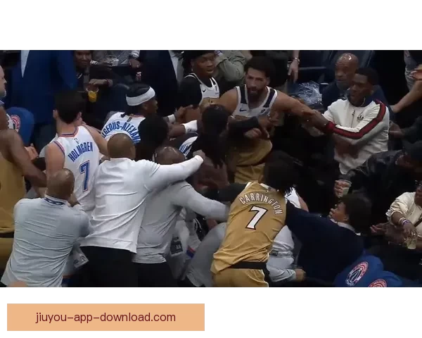 雷霆奇才爆发大规模冲突四人被逐米切尔出面调解局势